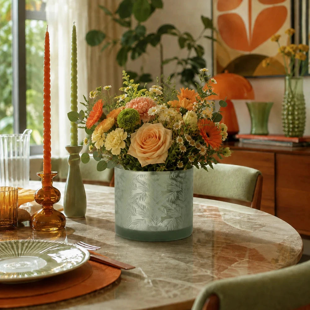 Windlicht Vase Übertopf aus Glas in Grün-Silber mit Farn- und Blattmuster, 20 cm, mit Blumenstrauß auf Esstisch im Retro-Esszimmer
