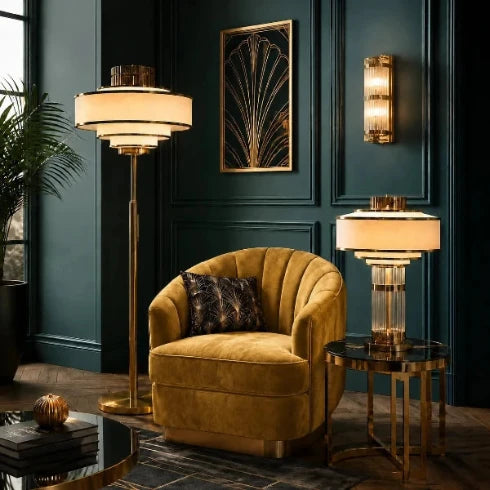 Elegantes Art-Deco-Wohnzimmer mit goldener Stehlampe, Tischlampe und Wandleuchte in warmem Licht.