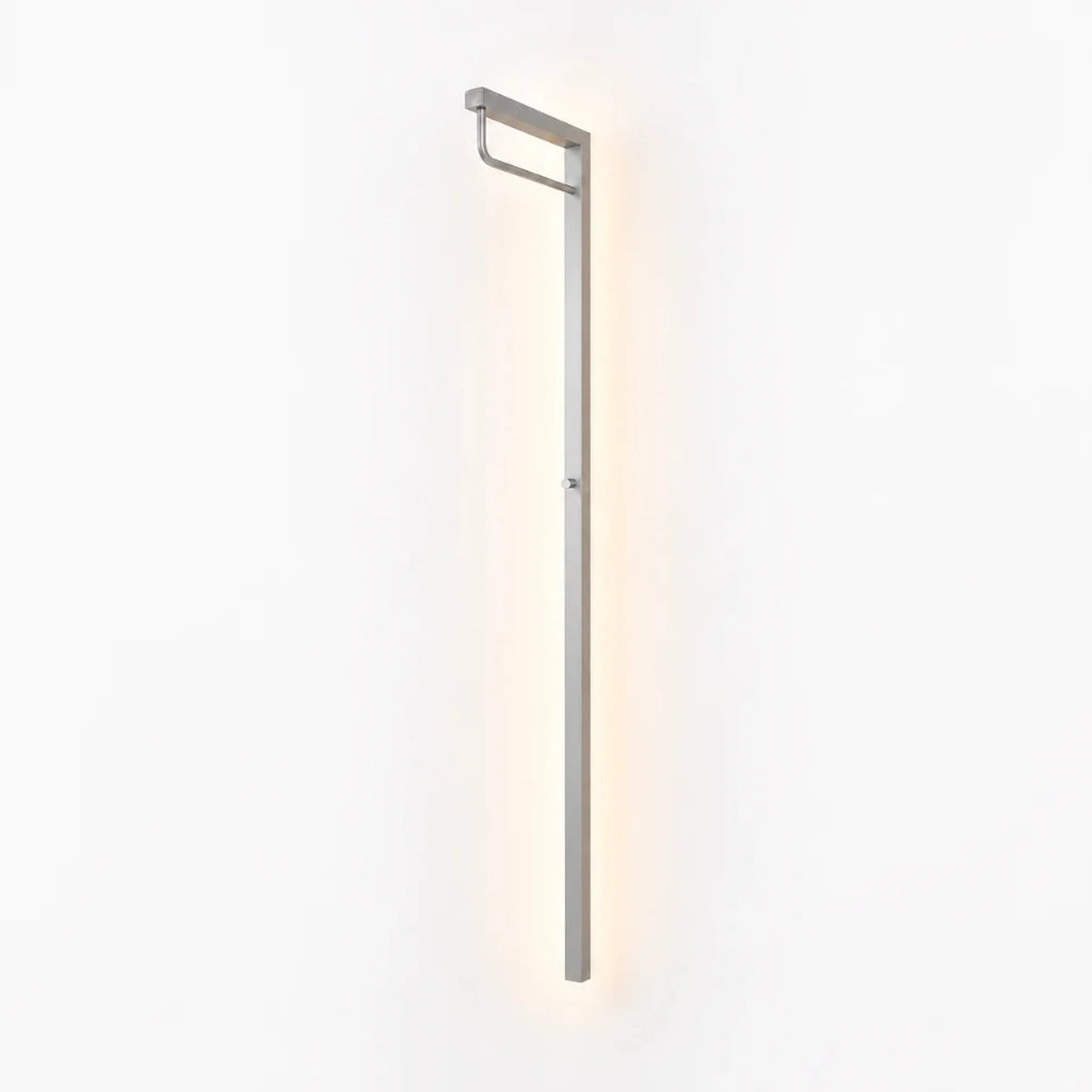Dimm­bare LED Design-Garderobe aus Aluminium mit eingeschalteter indirekter Beleuchtung vor hellem Studiohintergrund