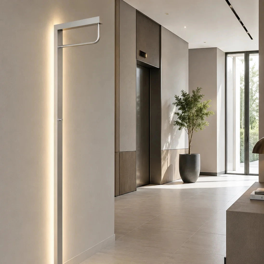 Beleuchtete Design-Garderobe aus Aluminium als schlanke Wandgarderobe in einem modernen hellen Flur mit indirektem LED-Licht