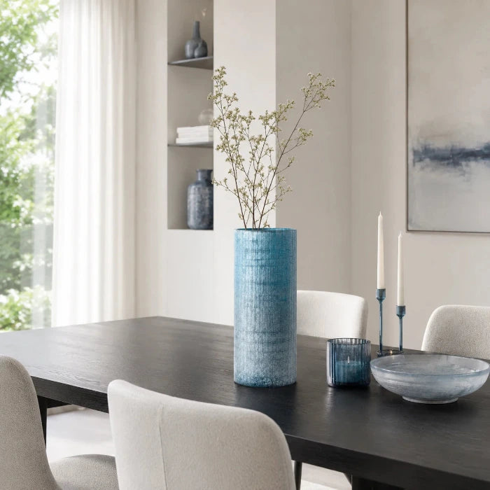Blaue Glasvase 35 cm als stilvolle Dekoration in einem modernen Esszimmer