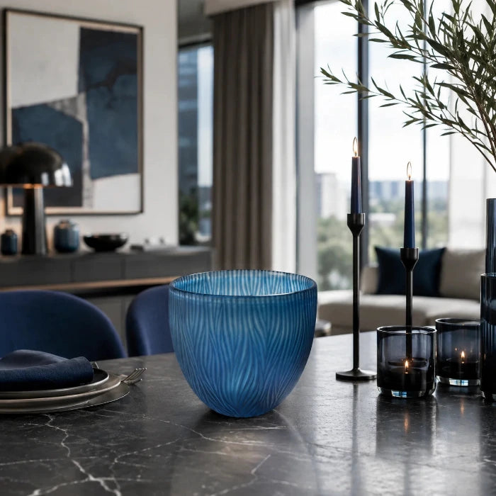 Blaue Glasvase von Sompex als Dekoration auf einem eleganten Esstisch in modernem Esszimmer