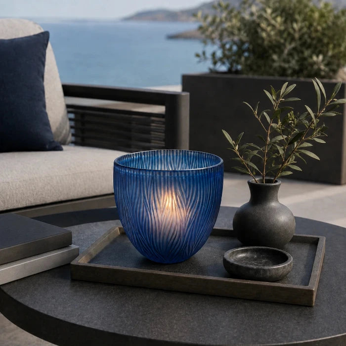 Blaue Glasvase von Sompex mit Kerzenlicht auf einem Tablett auf einer modernen Terrasse