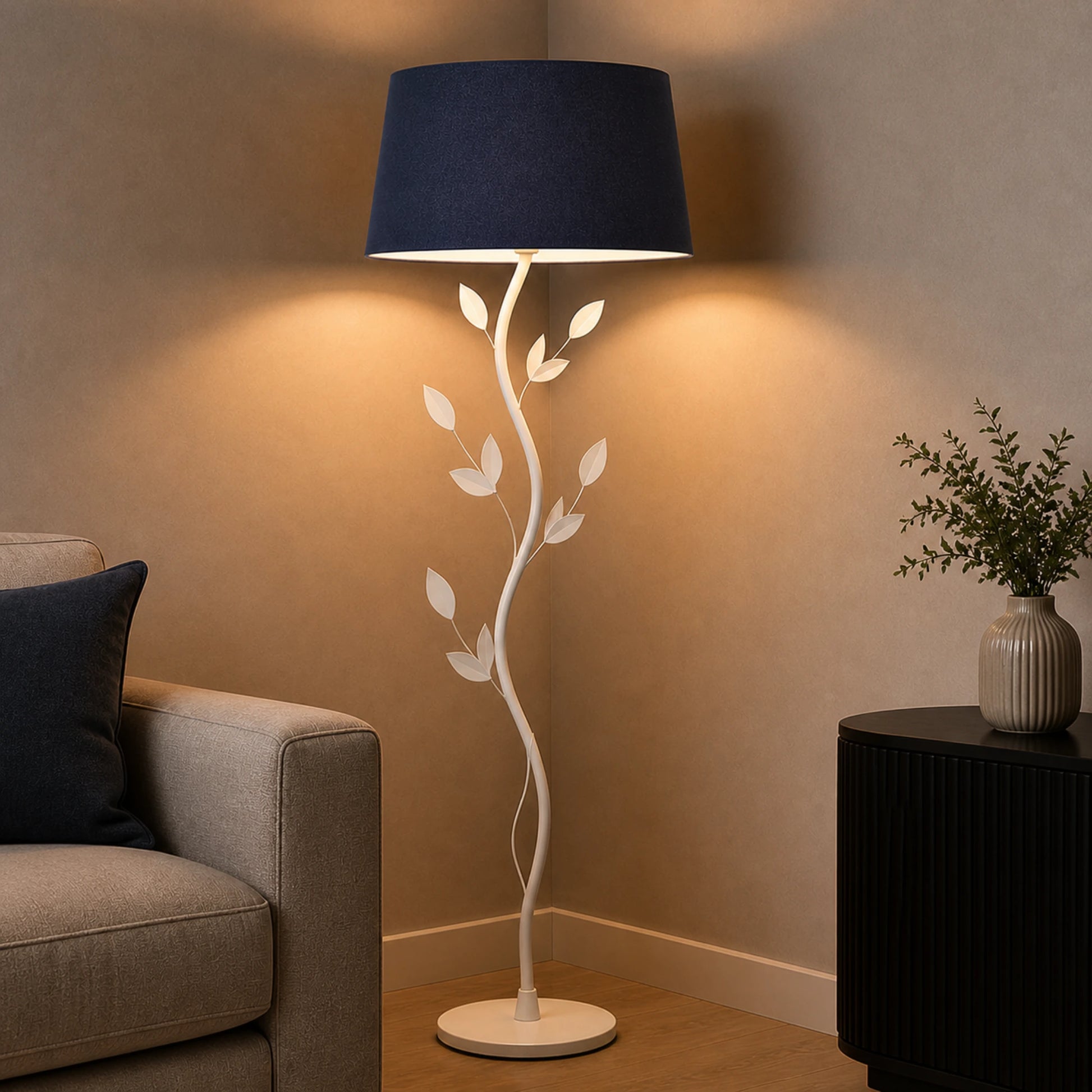 Blauer Lampenschirm auf dekorativer Stehleuchte mit floralem Design