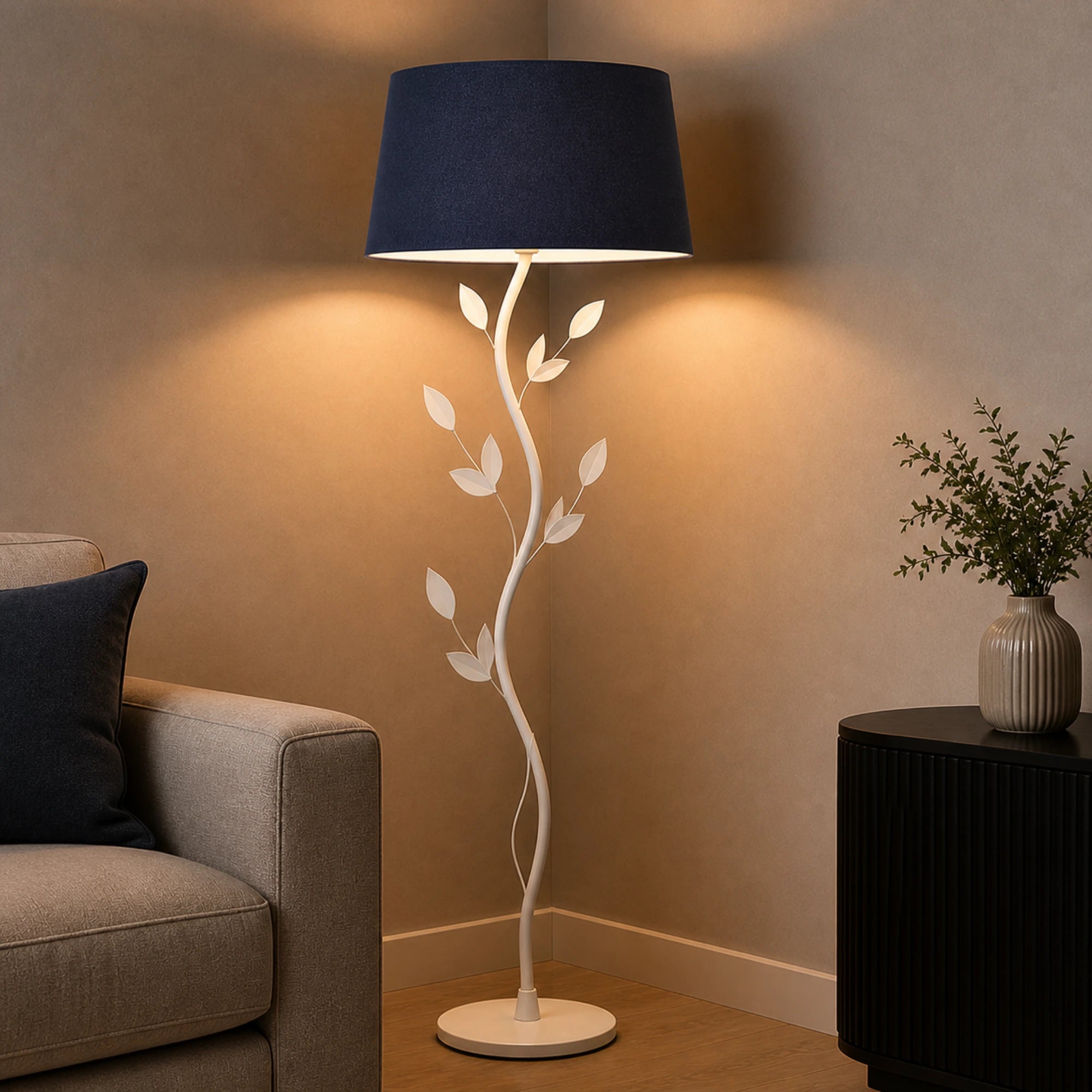 Blauer Lampenschirm auf dekorativer Stehleuchte mit floralem Design