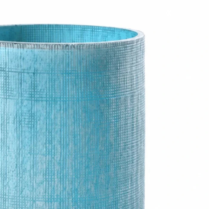 Detailansicht einer blauen Glasvase in Vintage-Optik mit feiner strukturierter Oberfläche