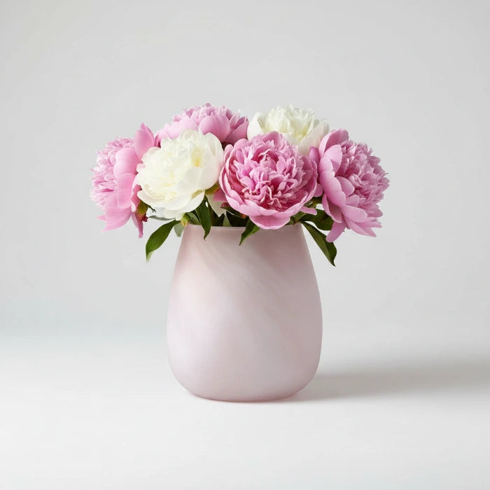 Bauchige Glasvase Blumenvase pastell rosa gefrostet mundgeblasen mundgeblasen, Handwerkskunst mit Blumenstrauß