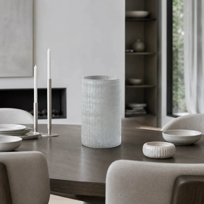 Blumenvase grau Vintage-Optik als elegante Tischdekoration im modernen Esszimmer