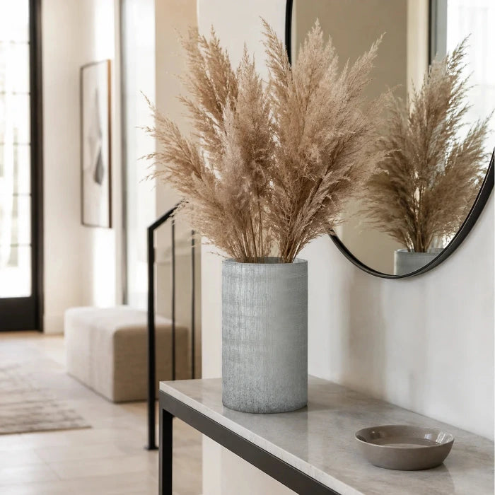 Graue Blumenvase  in Vintage-Optik mit Pampasgras auf einer Konsole im modernen Flur