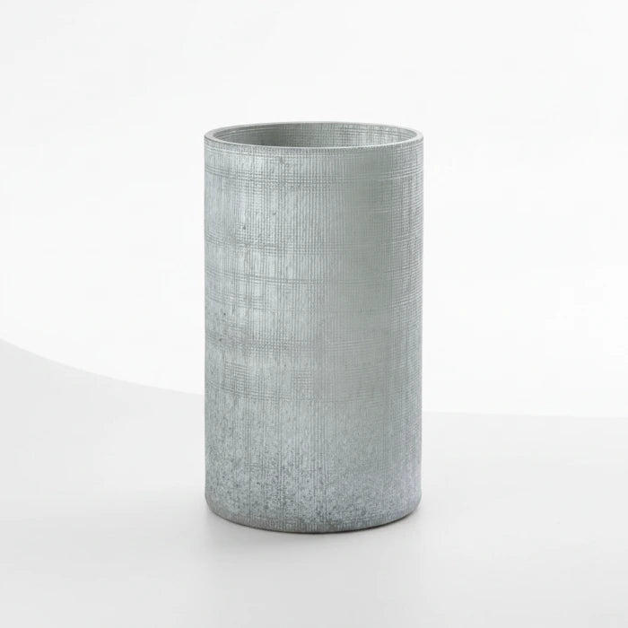 Blumenvase grau in Vintage-Optik als Studioaufnahme auf grauen Hintergrund