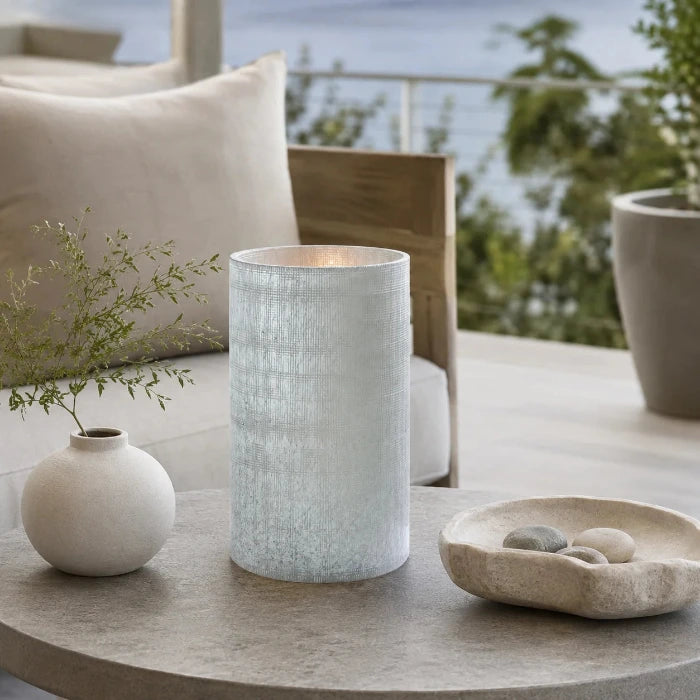 Blumenvase grau Vintage-Optik  mit sichtbarem Kerzenlicht als Dekoration auf einer modernen Terrasse