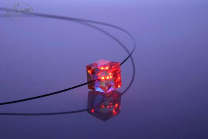 Armband LED Kristall Cube Rot Crystal mit Swarovski®- Elements – stilvolles Wohnaccessoire & Dekoartikel aus Europa