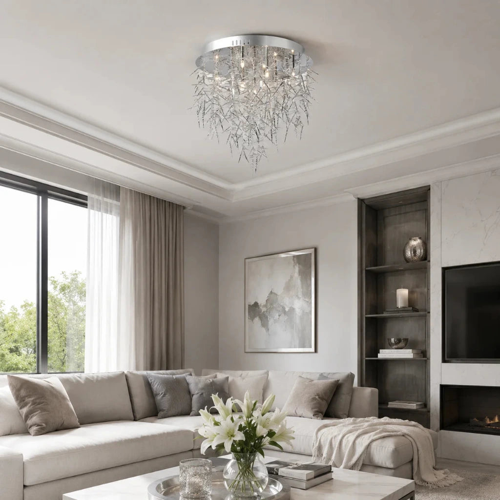 Eingeschaltete Deckenleuchte in Chrom und Silber in einem hellen modernen Wohnzimmer mit eleganten Möbeln und natürlichem Tageslicht.