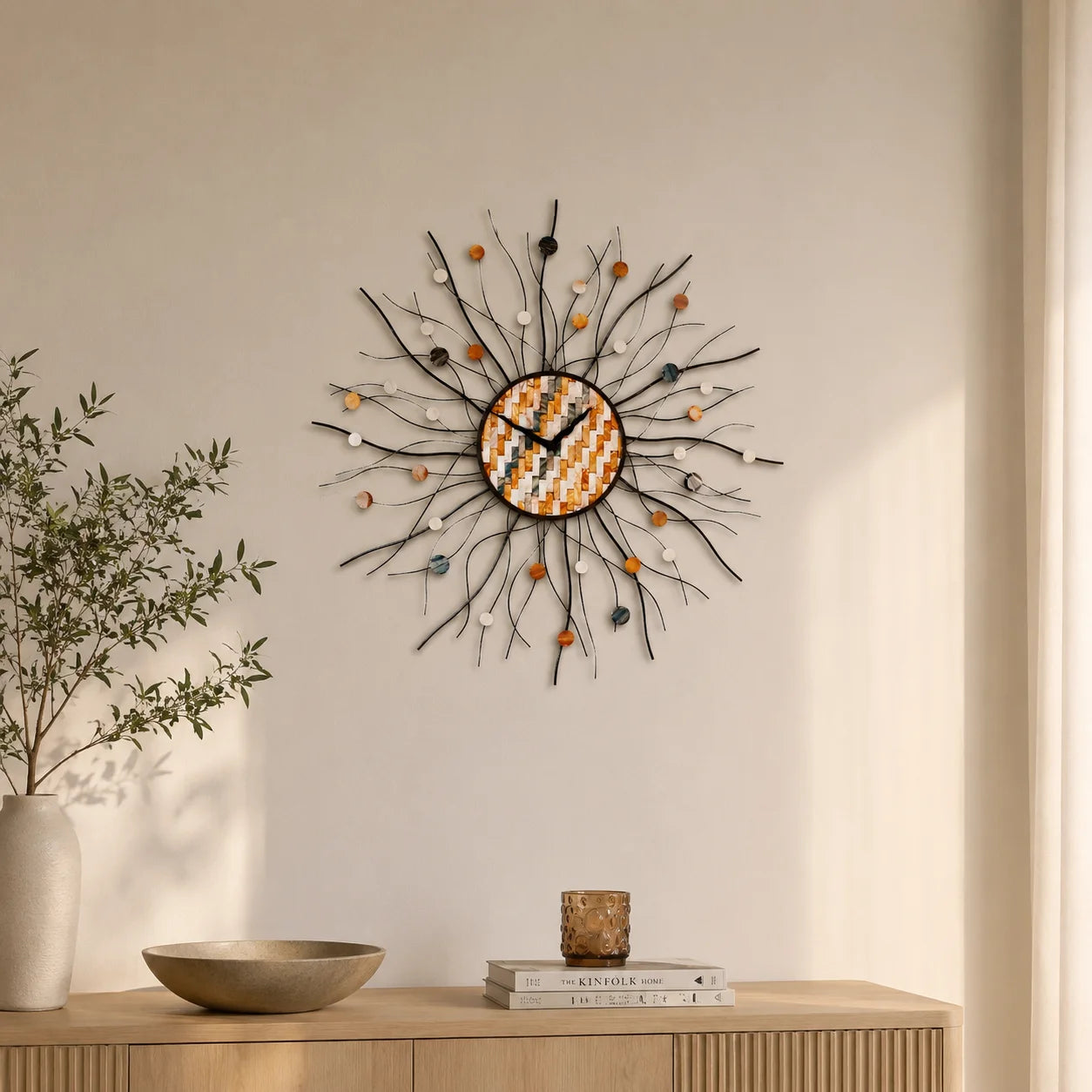 Moderne XXL Design-Wanduhr mit Perlmutt-Elementen in einem warmen, minimalistischen Wohnzimmer über einem Holzsideboard dekoriert.