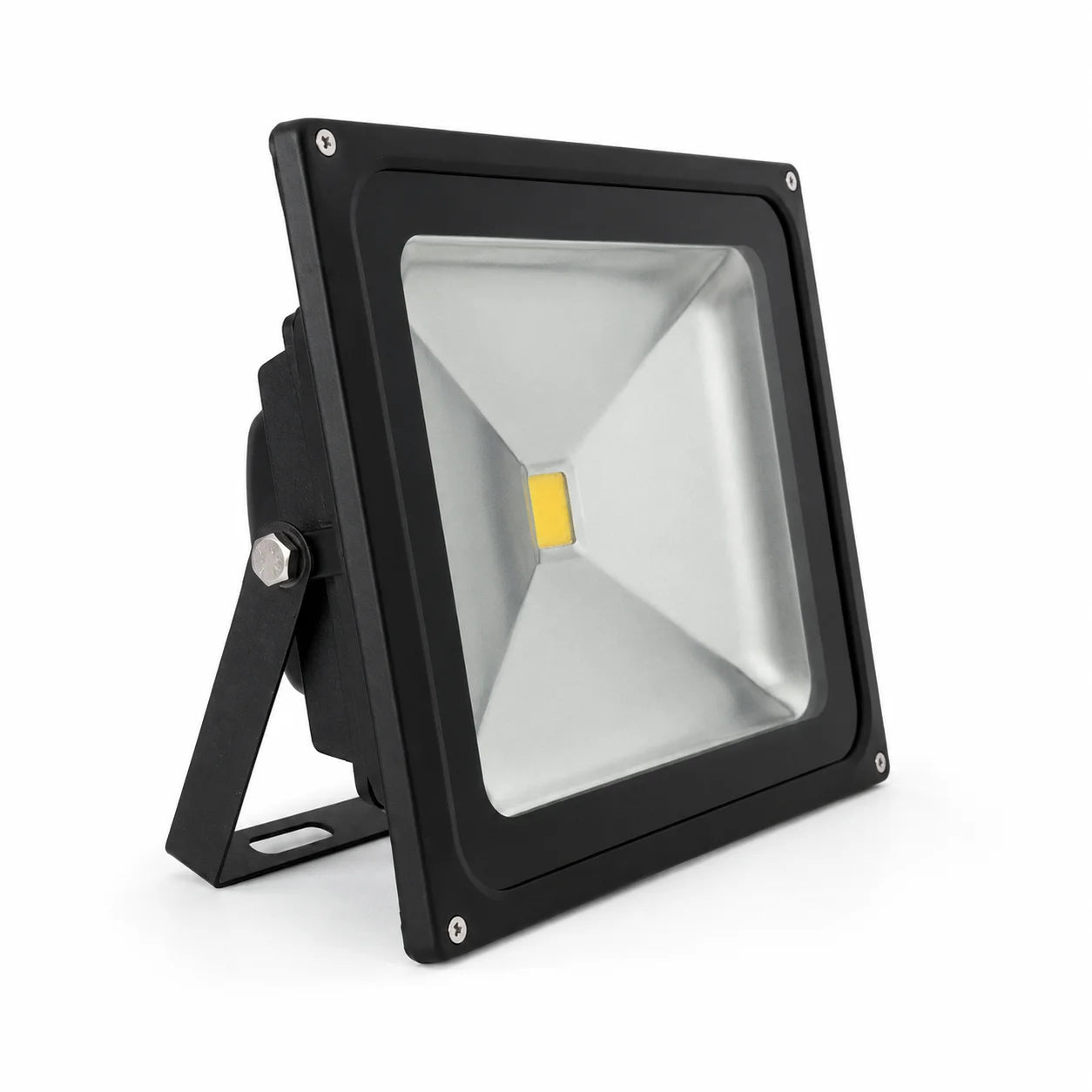 Schwarzer LED-Fluter 50 W in schräger Seitenansicht mit Reflektor und verstellbarem Montagebügel