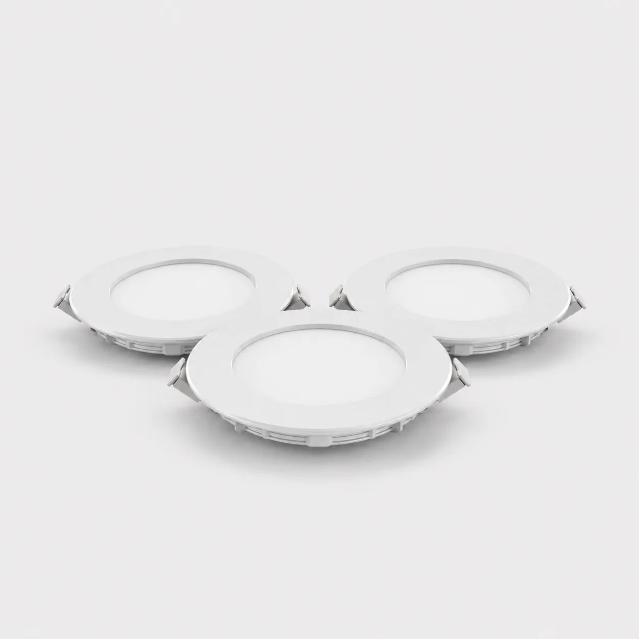 Weißes rundes Einbauleuchten Set mit drei flachen LED Einbauspots