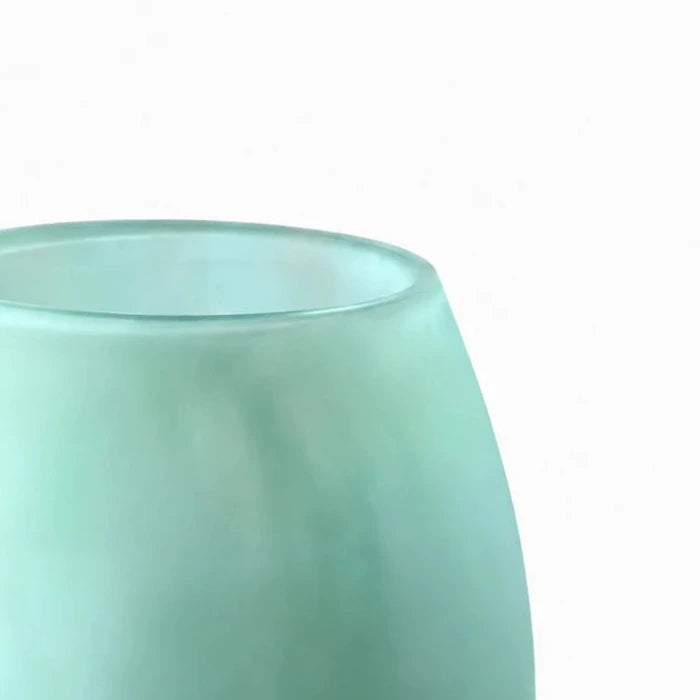 Detailansicht der mundgeblasenen Elsa Blumenvase aus matt gefrostetem Glas in Pastellgrün