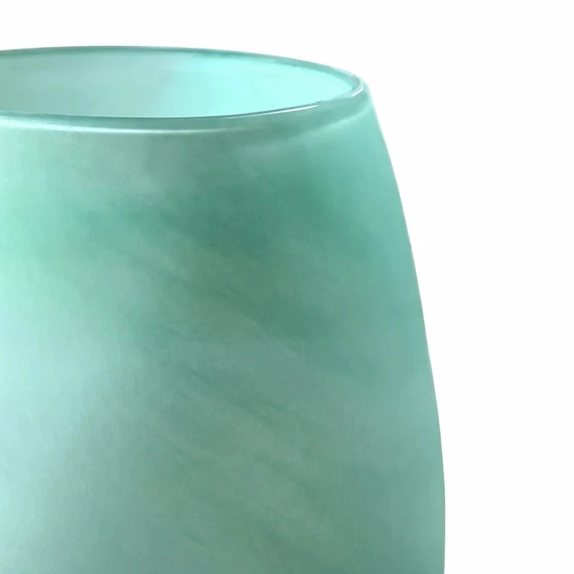 Detailaufnahme der bauchigen Elsa Glasvase aus mundgeblasenem Glas in mattem Pastell-Grün