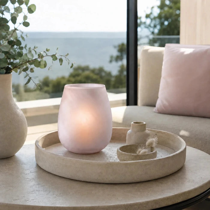 Gefrostete Elsa Glasvase in Pastell Rosa mit Kerzenlicht auf einem dekorierten Tablett auf der Terrasse
