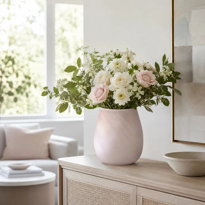 Elsa Glasvase in Pastell Rosa mit frischem Blumenstrauß auf einem modernen Sideboard im Wohnzimmer
