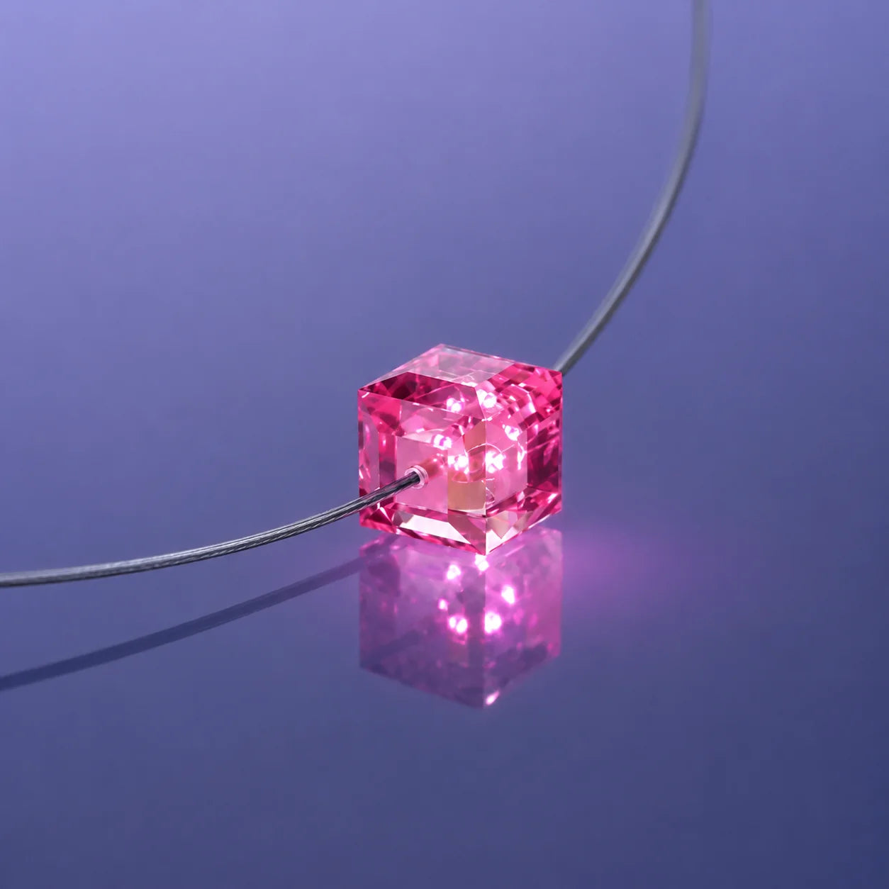 Firejewel LED Armband mit pinkfarbenem Swarovski® Elements Cube-Kristall