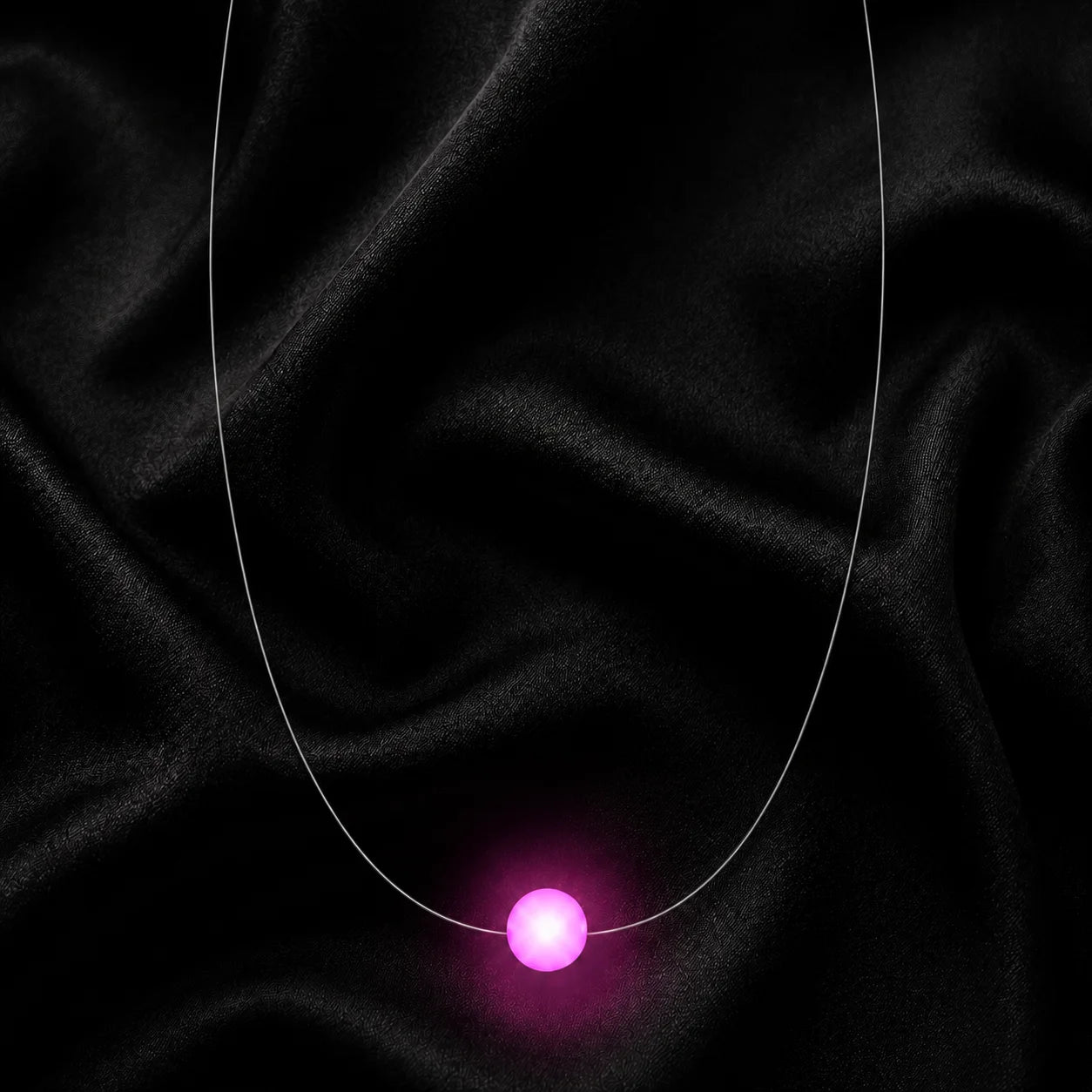 Pink leuchtendes Firejewel LED-Collier auf schwarzer Seide als eleganter Leuchtschmuck für Party und Festival