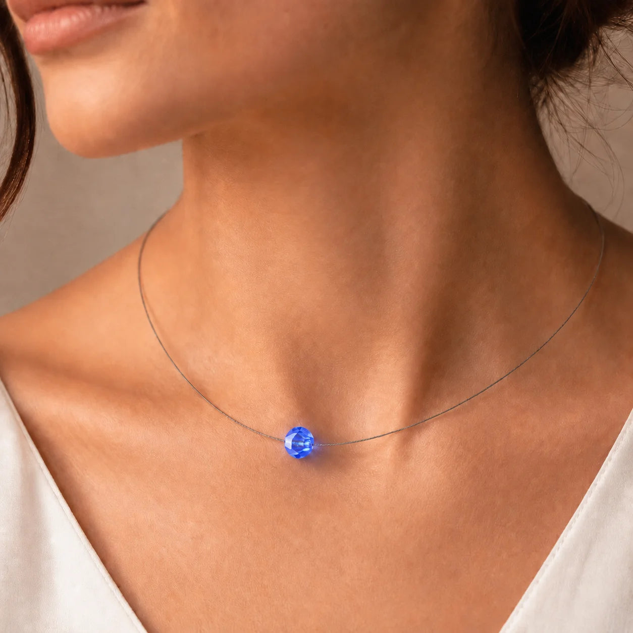 Firejewel LED-Halskette mit blauem geschliffenem Kristall Ball und Swarovski® Elements am Hals einer Frau