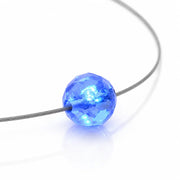Firejewel LED-Halskette mit blauem geschliffenem Kristall Ball und Swarovski® Elements auf weißem Hintergrund
