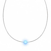 Leuchtende Firejewel LED-Halskette mit hellblauer Milchglaskugel und feinem Edelstahl-Collier 