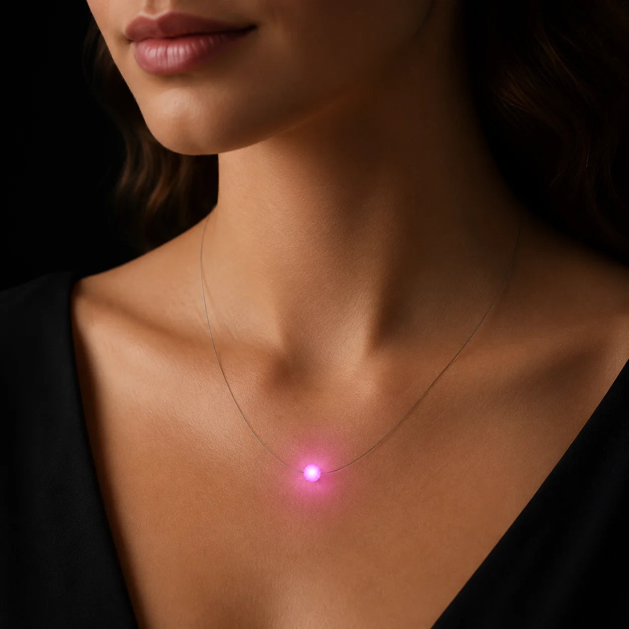 Pink leuchtende Firejewel LED-Halskette für Damen mit kleiner Milchglas-Kugel als außergewöhnlicher Abendschmuck