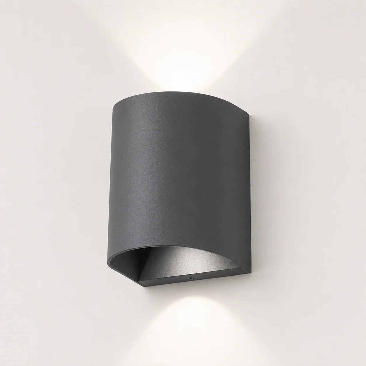 Anthrazitfarbene Fischer LED Außenwandleuchte an einer hellen Wand mit sichtbarer Lichtwirkung nach oben und unten.