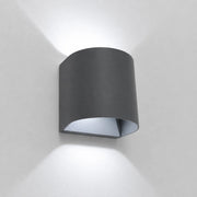 Fischer LED Außenwandleuchte in Anthrazit an einer weißen Wand mit kaltweißem Up-&-Down-Lichteffekt.