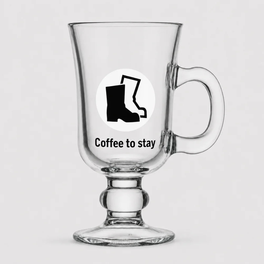 Transparente Glas-Kaffeetasse mit Henkel, Standfuß und schwarzem Coffee-to-stay-Motiv.
