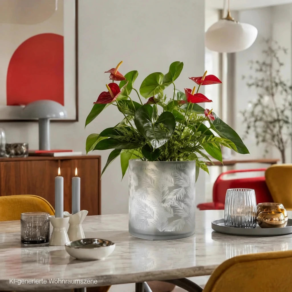 Glas Übertopf mit Farn-Blattmuster und blühender Zimmerpflanze auf einem Esstisch im modernen Retro-Esszimmer