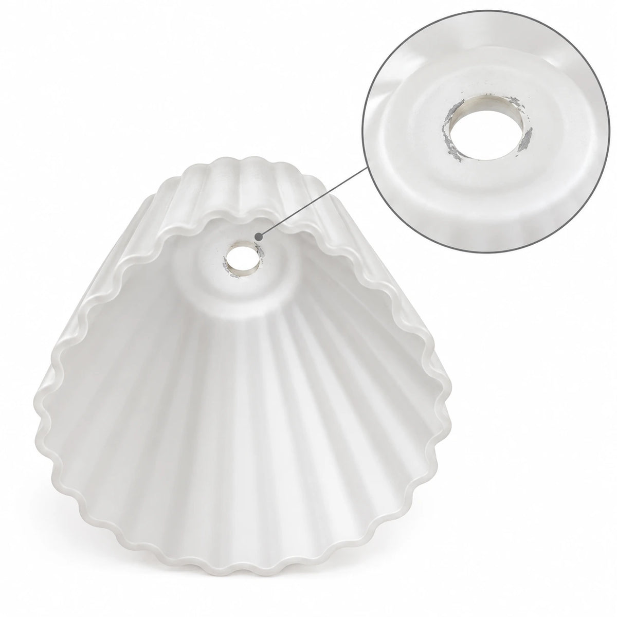 Detailansicht weißes Ersatz-Lampenglas mit 12 mm Aufnahmeloch und sichtbaren Gebrauchsspuren