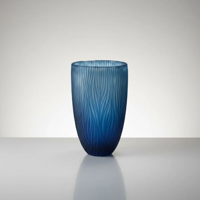 Schmale Vase aus Glas blau 18x28cm mit geschliffenen Muster mundgeblasen mundgeblasen, Handwerkskunst