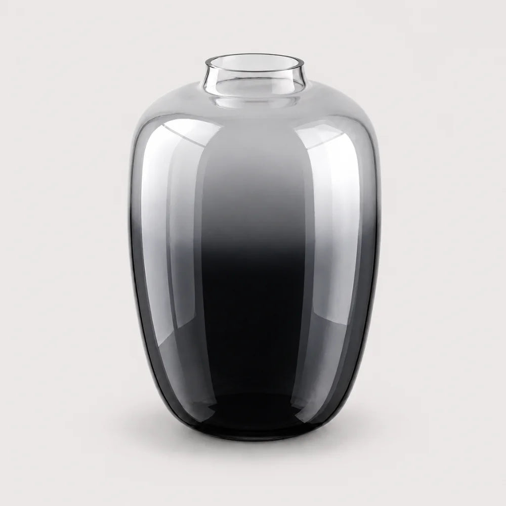 Moderne transparente Glasvase in Grau mit runder Form und schmaler Öffnung als stilvolle Dekoration.
