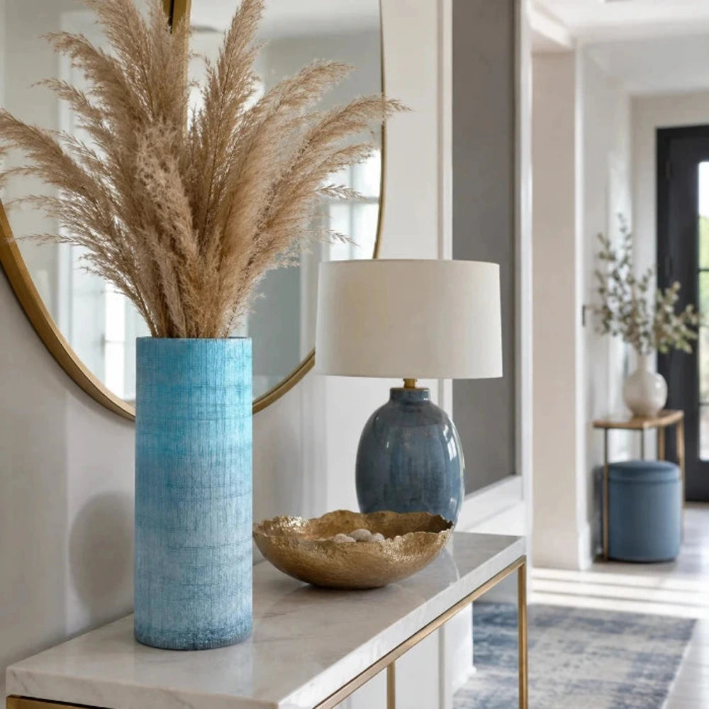 Hohe Blumenvase aus blauem Glas dekorativ in einem modernen Wohnambiente