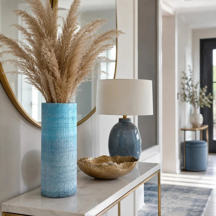 Hohe Blumenvase aus blauem Glas dekorativ in einem modernen Wohnambiente