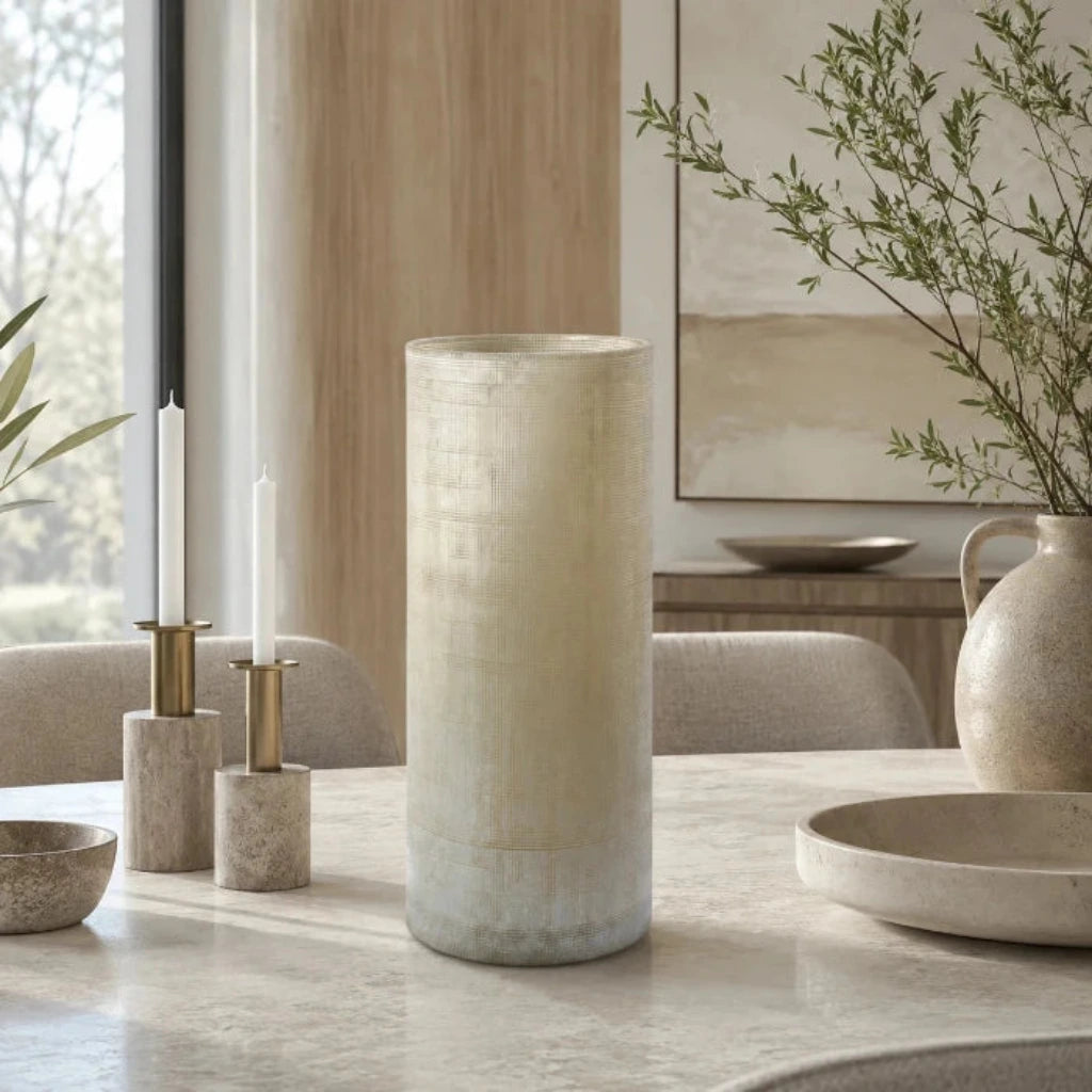 Beige Glasvase in Vintage-Optik auf einem modernen Esstisch mit Kerzen und neutraler Dekoration