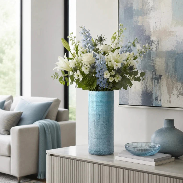 Hohe blaue Blumenvase aus Glas als dekorativer Blickfang im modernen Wohnzimmer