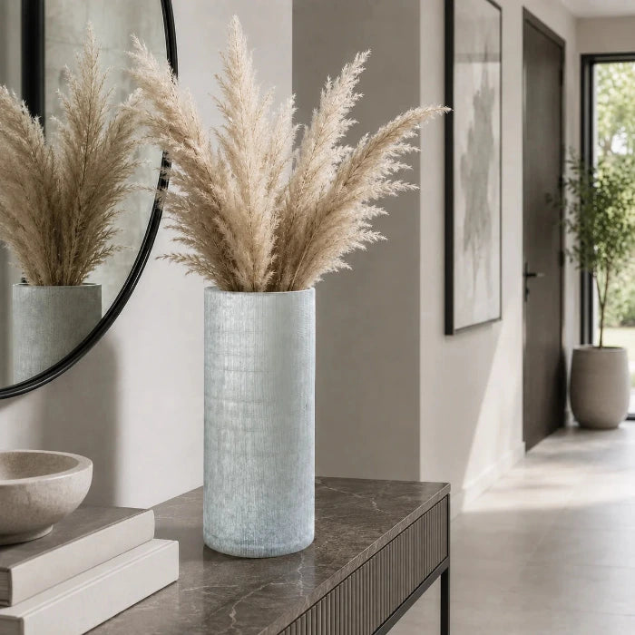 Graue Blumenvase Ashley aus strukturiertem Glas mit Pampasgras auf einer Konsole im modernen Eingangsbereich