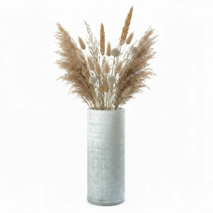 Hohe graue Blumenvase Ashley aus mundgeblasenem strukturiertem Glas in Vintage-Optik, 35 cm hoch, auf weißem Hintergrund mit Blumenstrauß