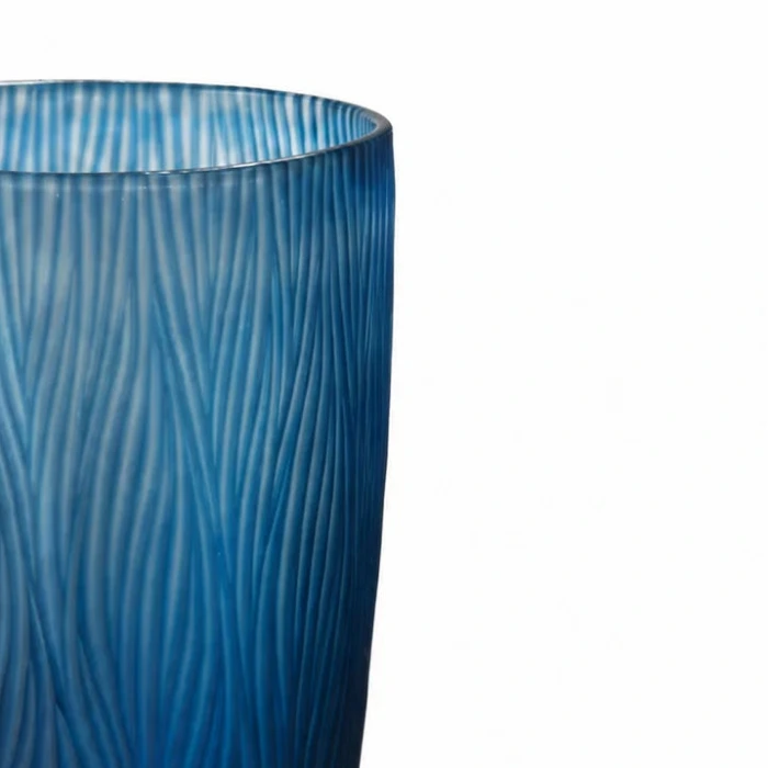Detailansicht der blauen Glasvase Dinah von Sompex mit geschliffener strukturierter Glasoberfläche