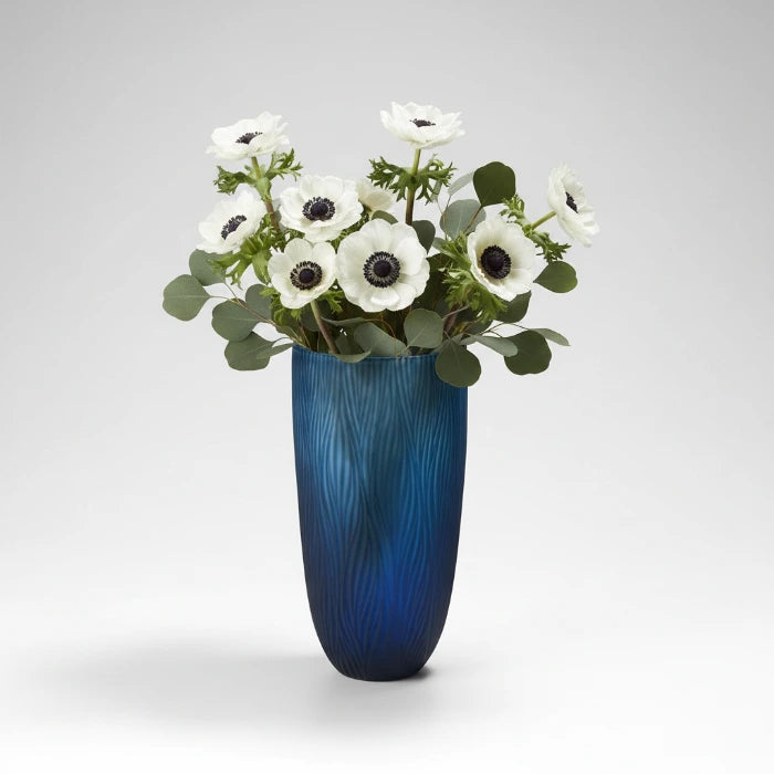 Hohe blaue Glasvase Dinah von Sompex, mundgeblasen und geschliffen, auf graue Hintergrund mit blumenstrauß