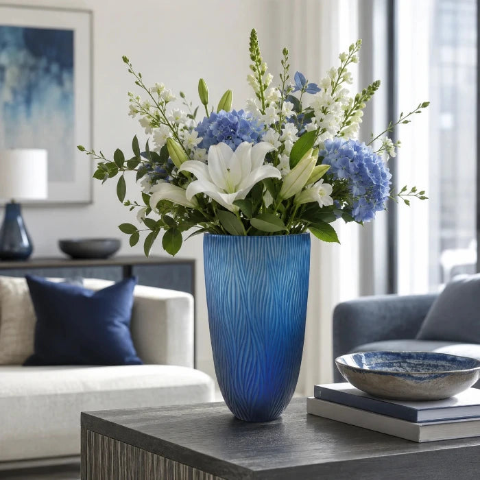 Hohe blaue Glasvase Dinah von Sompex mit Blumenstrauß in einem modernen Wohnzimmer