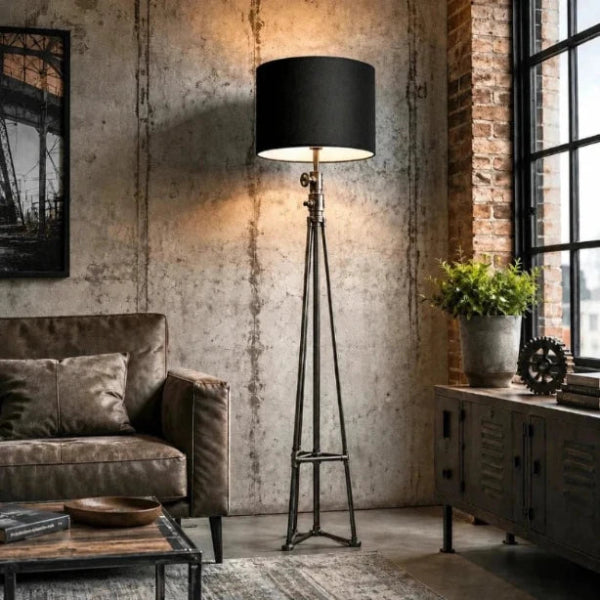 Industrielle Stehlampe mit schwarzem Lampenschirm im Loft-Wohnzimmer mit Leder Sofa