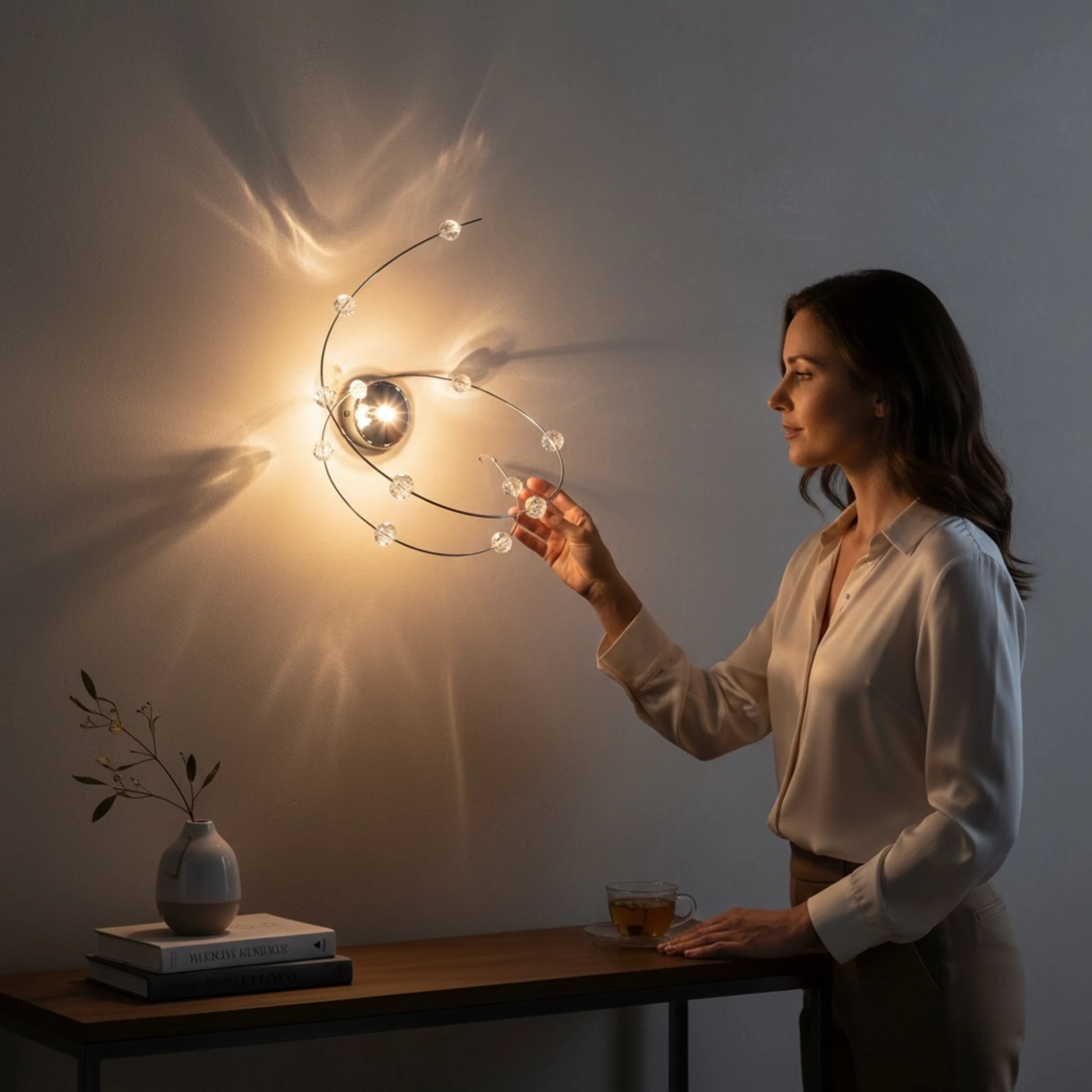 Kristallbehang an Wandleuchte erzeugt dekorative Lichtreflexe an der Wand