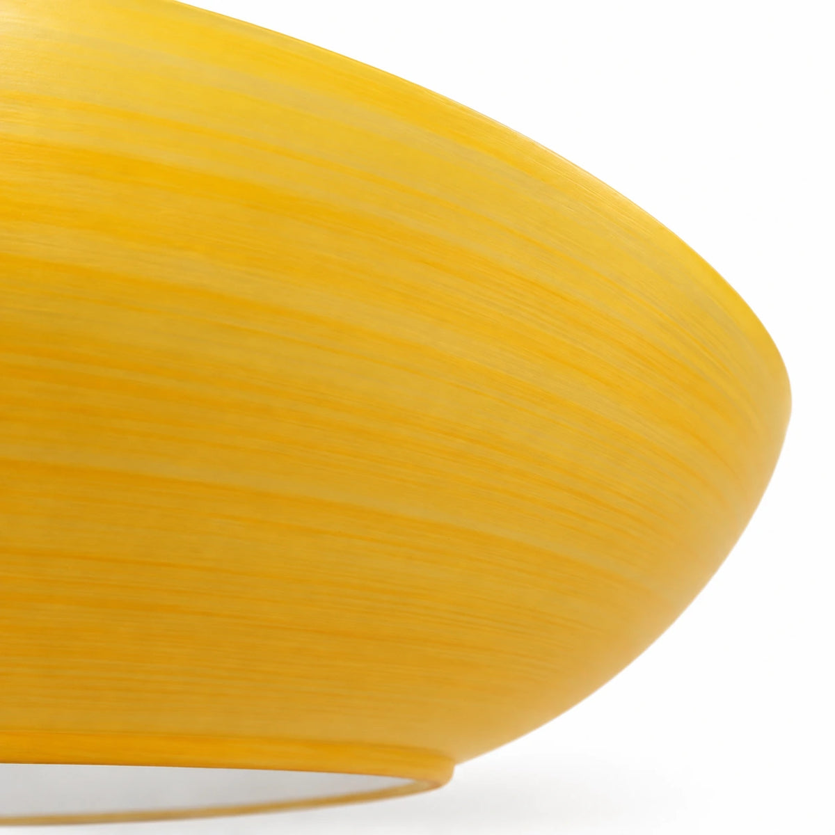 Gelbes Lampenglas aus mattem Glas mit feiner Wischoptik bemalt und leicht orangefarbenem Ton