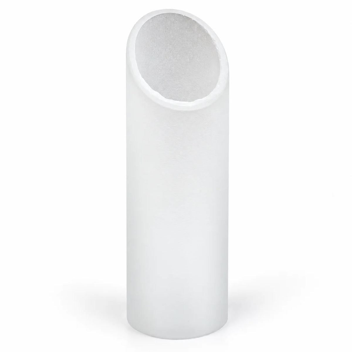 Weißes mattes Lampenglas mit schräger oberer Öffnung in aufrechter Studioaufnahme, geeignet für Leuchten mit G4, GY6,35 und G9.